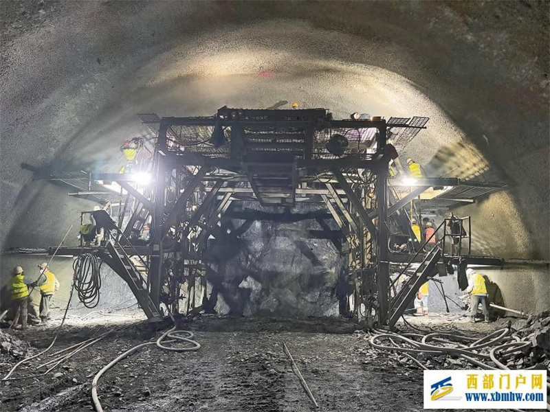 渝昆高铁云南段隧道已贯通七成(图1)