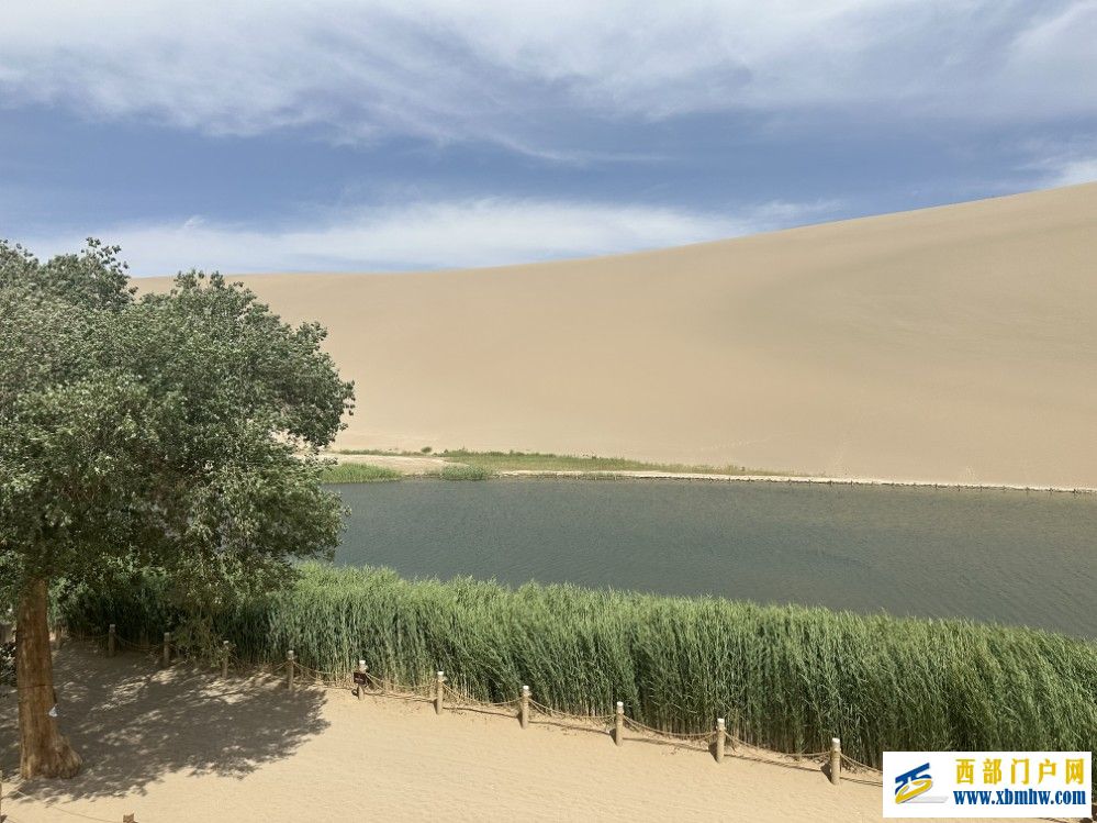 月牙丰满！中国“沙漠第一泉”迎水深水域20余年最大值(图1)