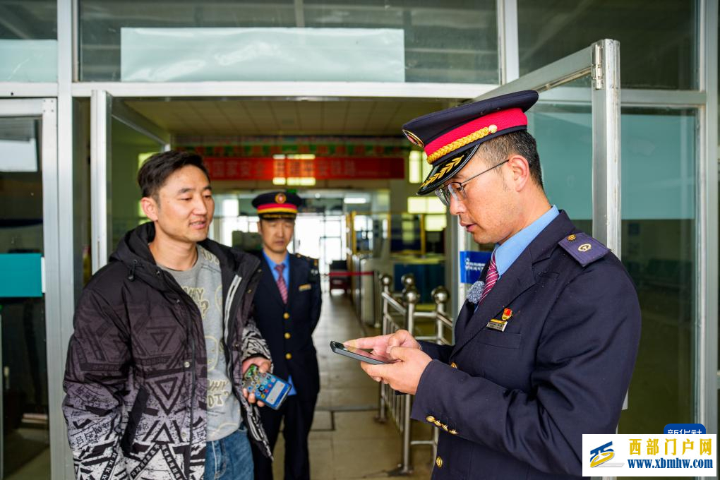 一名高原铁路人的“天路”守望(图13)