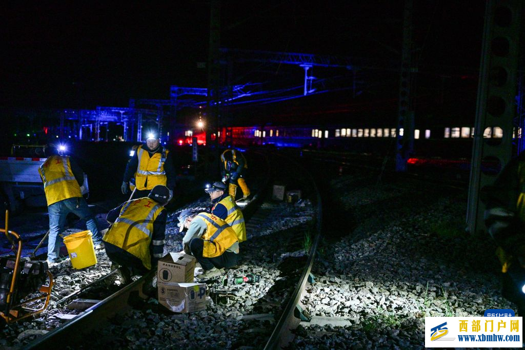 青海湖畔养路工(图5)